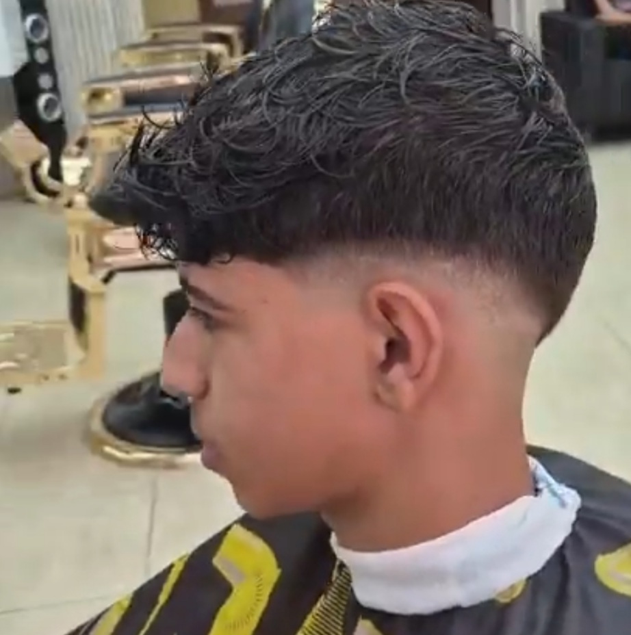 Corte con textura y flequillo hacia adelante